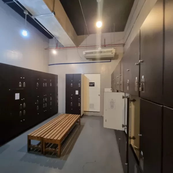 Locker room at Gold's Gym Vertis North